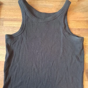 Svart ribbad linnetopp från 157 - Svart ribbat linne från 157 i storlek XS. Inga defekter eller fläckar🖤☀️