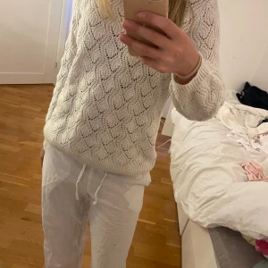 Stickad tröja - Jätte gullig stickad tröja ifrån Lindex med en roset där bak inga defekter💕