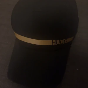 Hugo boss keps - Allsize, nypris runt 700-800. Säljer för att den inte kommer till andvändning längre. Kan gå med på prisförslag.