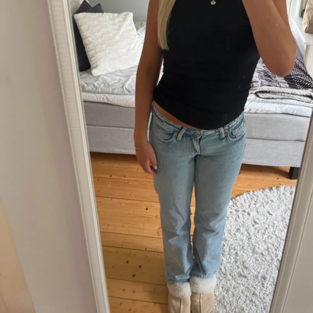 Säljer dessa snygga jeans från Gina Tricot pågrund av att de är för små till mig. Ser ut som nya💖pris går att diskuteras!. Jeans & Byxor.