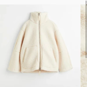 SÖKER - Söker denna jackan i storlek s,m,L eller XL!! Helst beiga med också svart❣️kan betala mycket