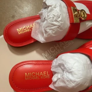 Röda sandaler från Michael Kors - Eleganta röda sandaler från Michael Kors 