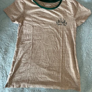 T-shirt  - T-shirt köpt i USA för 5 år sedan på Old Navy. Använd fåtal gånger. 