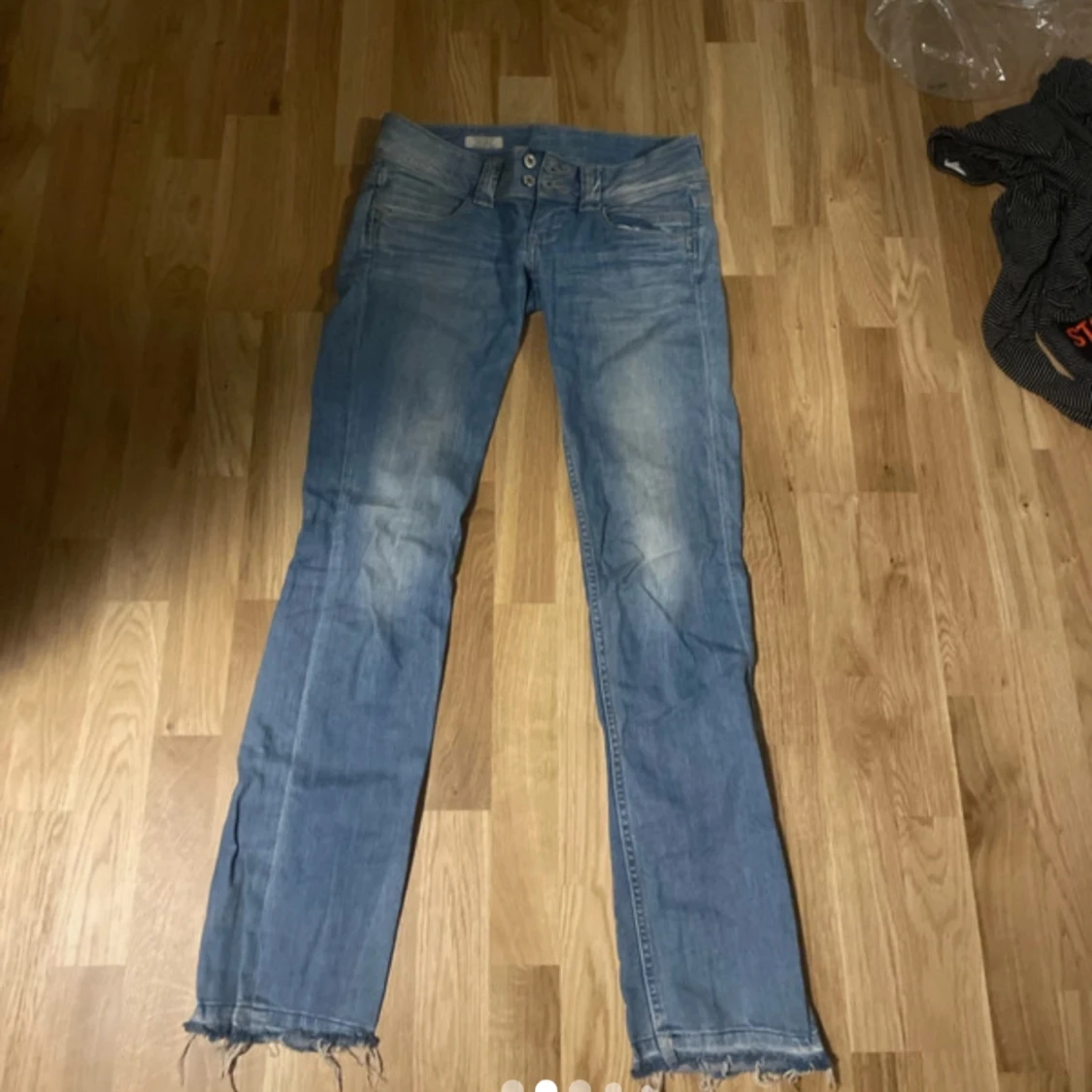 Ljusblå jeans med slitna detaljer - 91