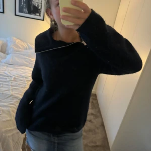 Stickad tröja  - Jätteskön!! och snygg tröja, endast använd två gånger 🩷Färgen syns inte så bra på bilden 