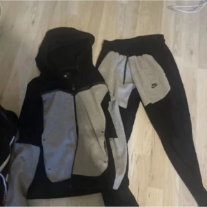 Nike  - Ganska bra skick Dragkedjan är lite trasig men det går att fixa den sitter lite fast 