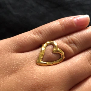 Smycken  - En justerbar hjärtformad ringsuper söt!✨