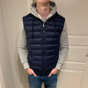 Ralph Lauren | Väst - Säljer denna snygga cardigan liknande Ralph Lauren västen med luva! | Grymt skick inga skador! | Storlek M. | Slutsåld överallt. | Ställ gärna frågor innan du köper!