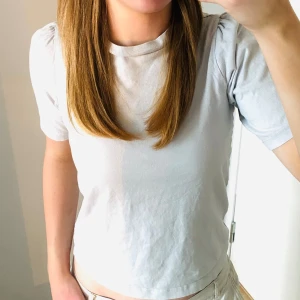 Vit t-shirt🤍 - ORDINARE PRIS 199 kr. Vit t-shirt med en liten puff ärm. 100% bomull. XS fast skulle säga att den mer är storlek S. Skriv ifall du har några funderingar ang plagget😊