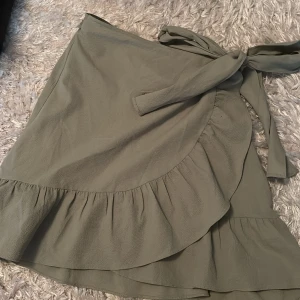 Omlott kjol - Fin mint grön omlott kjol! 