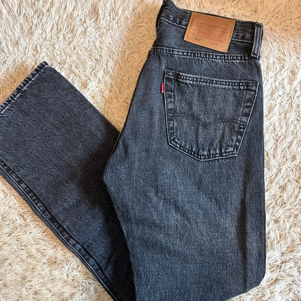 Säljer dehär snygga Levi’s jeansen i modellen 501. Nypris ligger på runt 1100. Jeansen är i ett bra skick utan några tecken på användning. Säljer de på grund av att de tyvärr ej passar mig längre.. Jeans & Byxor.