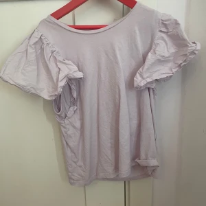 Volang tröja - Jätte fin tröja med volang längst ut på armarna använd ett fåtal gånger💕