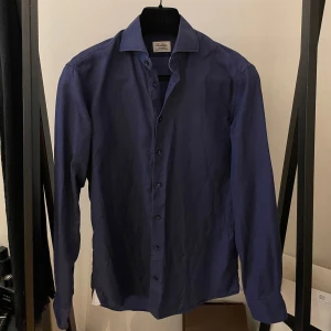 Stenströms skjorta  - Tja säljer nu min stenströms skjorta som är i storlek 40 som motsvarar M/L skicket e 8/10 behövs strykas vid fler frågor eller funderingar kontakta mig 