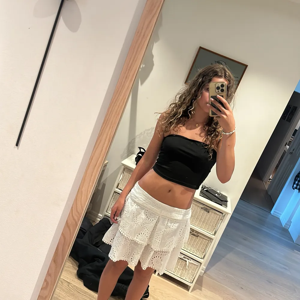 Säljer denna otroligt gulliga volang kjol i topp skick som köptes på kids brand store i förra sommaren för 550kr❤️ säljer pga den e för stor på mig. Hameet.
