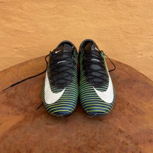 NIKE Mercurial Vapor XI “Electric Green” - Ovanliga retrodojor. Tidernas bästa fotbollssko. Endast använda 3 träningar (av mig, köpta begagnat på plick för 2000). I toppskick. Perfekt för andra halvan av säsongen. Mycket sällsynt sko i eftertraktad storlek, passa på!