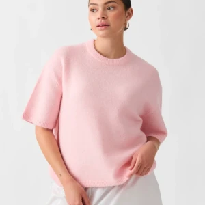 Rosa stickad tröja  - Säljer min rosa stickade t shirt från gina tricot eftersom den inte passade och hann inte lämna tillbaka. Den är slutsåld på hemsidan. Endast testad med lapparna kvar. Kan även byta med någon som har storleken xxs.