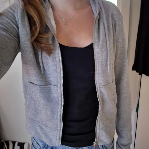 Zip up hoddie - Den är ifrån hm och är storlek S men är liten i storleken och den har en luva❤️