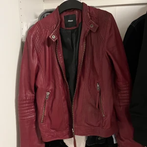 Vinröd skinnjacka - Fint skick, inte används så mycket och passar fint för hösten nu. Det står inte storlek men skulle säga den passar S 