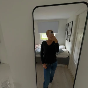 Långärmad tröja v-hals - En super fin och skön tröja från ett märke i usa, köpte i usa oxå. Jättefin till hösten med en kort kjol typ😽😽