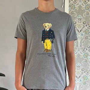 Polo bear t-shirt - Säljer nu denna Polo Ralph Lauren bear T-shirten i perfekt skick! Strlk M passar mig som är 188 men något kort. Hör av dig för mer bilder eller vid minsta fundering!