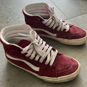 Röda sneakers från Vans - vinröda vans i mocka💕bra skick men använda, sulan är lite smutsig men går nog att tvätta bort💕slutsålda över allt, nypris 1195💕