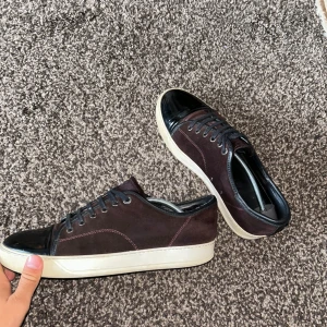 Lanvin skor - Vi säljer nu dessa supersnygga Lanvin cap toes för bara 2599kr! Skick: 9/10, endast lite slitage på sulan (tvättas innan frakt). Og box tillkommer även. Storleken är UK7 vilket passar EU42-43. Hör gärna av dig till oss om du har några frågor!