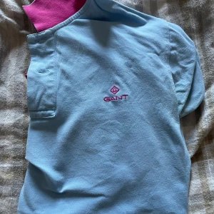 Gant   - Gant piké i nyskick då i storlek S   Då jag väger 88kg så sitter den alldeles för tight.  Pikén är stretch men i utmärkt kvalite  Ord pris 899:- 