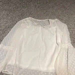 Fin blus - Fin blus från Vero Moda. Använd få gånger inget tecken på användning, förutom att ena ärmen har resoren släppt. Förstör ingenting och enbart fkn enligt mitt tycke. Pris kan diskuteras 