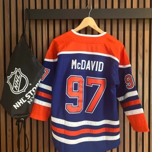 Är en mcdavid oilers hockey tröja storlek medium kommer från säsong 23 / 24 köpte den för 2500 men passa inte på mig har aldrig använt vi diskuterar pris - Medium