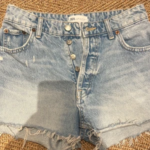 Zara shorts  - Säljer nu mina jättesnygga ljusblåa shorts från zara, eftersom det är för små. Man kan även vika ner kanterna för en lågmidjad look.