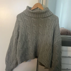 Stickad tröja m. ballongärm - Grå/ljusgrön stickad och mysig tröja från bikbok i storlek M. Inte stickigt material. Små tecken på användning