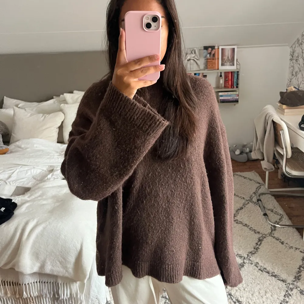 Brun stickad tröja från Gina premium collection, så fin och härlig! Lite oversized i storleken, detta är en S💕. Stickat.