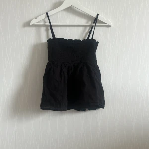 Svart topp - Toppen är från Young Gina i storlek 158/164. Den är kanppt använd💗 banden går att ta av ifall man vill ha den som off shoulder 😍