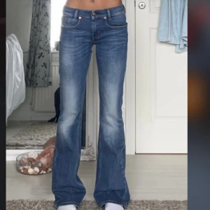 Diesel jeans  - Hej säljer ett par superfina lågmidjade bootcut diesel jeans i bra skick. Inga defekter eller något. Midjemått är 37 cm tvärs över midjan. Innerbenslängen är 81 cm. Storlek 34/36. 💗
