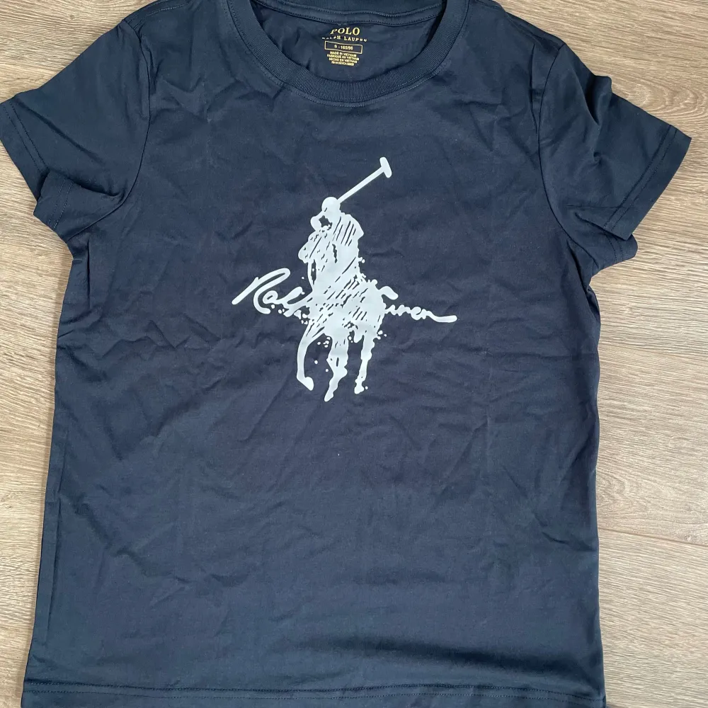 Säljer en sällsynt Ralph lauren t shirt köpt i usa i vintras i storlek S passar ungefär 170-180. Skick 9/10 . T-shirts.