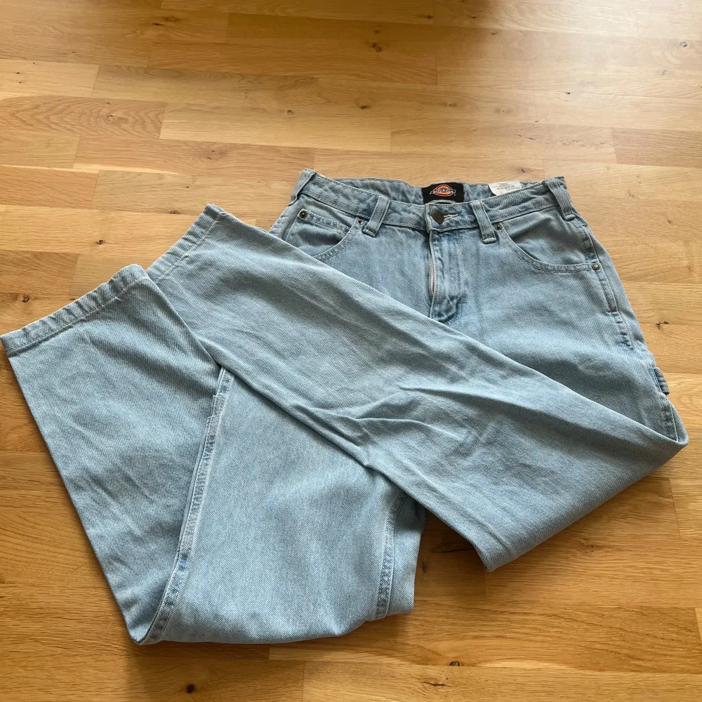 Snygga ljusblå jeans från Dickies!💖 De bruna finns även på min profil💕 Kontakta mig vid intresse och tveka inte med att ställa frågor🥰. Jeans & Byxor.