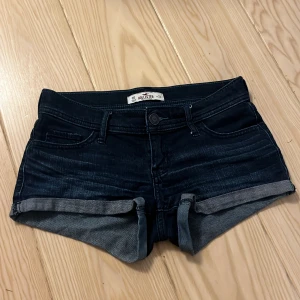 Lågmidjade jeansshorts - Säljer dom här lågmidjade jeansshortsen från hollister! Skriv för fler bilder eller frågor💕