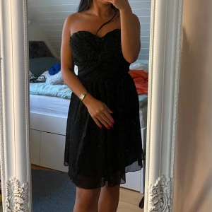 Svart klänning  - Säljer denna snygga svarta korta klänning❤️Stolek s