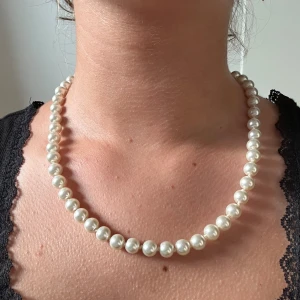 Pärlhalsband 🤍 - Halsband ifrån Glitter, aldrig använt 💗