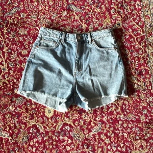 Jeans shorts  - Säljer dessa sköna jeans shortsen från Monki !🫶🏼 Använd ett fåtal gånger. Säljs pågrund av att de är för stora för mig. Kontakta mig vid intresse eller frågor ❤️❤️