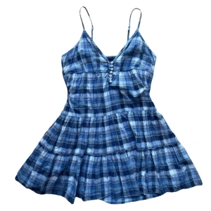 y2k vintage miniklänning - Söt flowy miniklänning, storlek 38 på lapp men passar en 36 mer! Justerbara band. 🩷