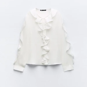 Vit blus från zara -  I bra skick har knappt använts.  storlek  XS 