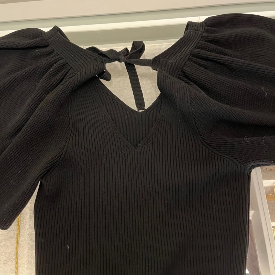 svart ribbad tröja med puff armar - 90