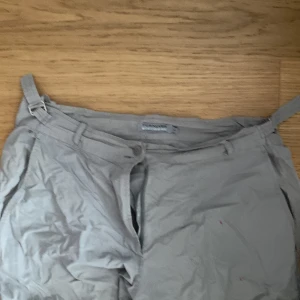 Y2k byxor - Jättefina byxor som man kan justera i midjan för passform i midjan, man kan ha de lågmidjat också. Har lite färg på benet så därav priset. Det står strlk L men skulle mer säga den är M 