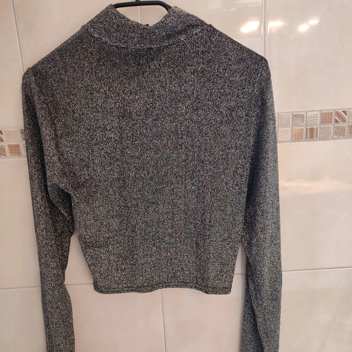 Grå glittrig topp  - 90