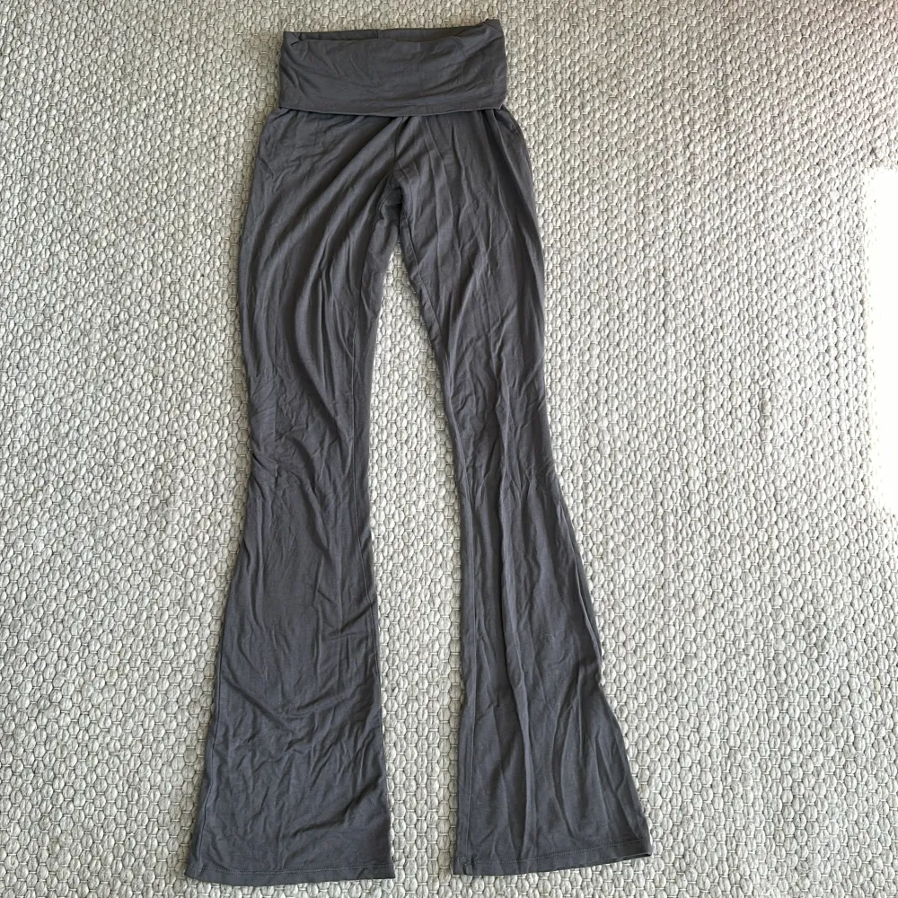 Jag säljer mina yoga pants får lager då jag inte använder dem. Har använts ett fåtal gånger och är i storleken Xxs. Dem är ganska stretchiga så passar även dem som har xs och s. . Jeans & Byxor.