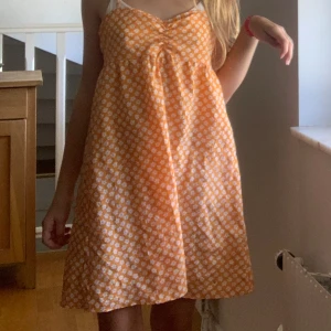 Orange klänning! - Skulle nog passa s också eftersom det är de jag har 🩷kan skicka mer bilder ⭐️