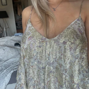 Linne  - Supersnyggt linne🙏 storlek M men passar mig som har S. Nyskick 🤩Aldrig använt det💝💝Skriv till mig privat🥰