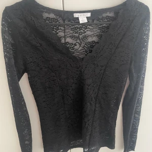 Svart spetsblus från Amisu - Långärmad spetstopp som inte kommer till användning längre💞