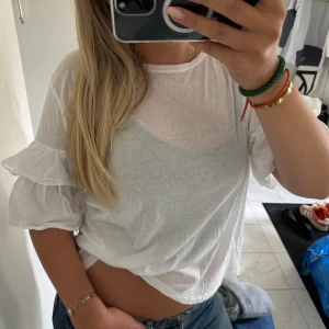 T shirt - T shirt med voland ärmar 💕 Går ner i pris vid snabb affär!